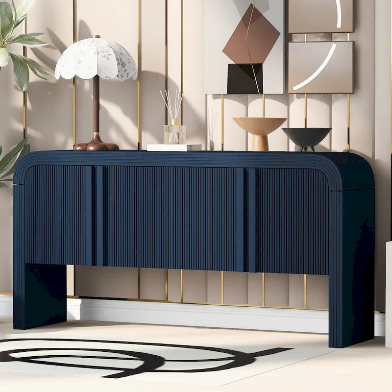 Mobiletto a 4 ante con ripiani regolabili e design a pannelli a strisce